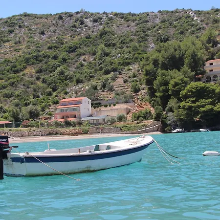 Prapatna 5704b * Jelsa (Hvar)